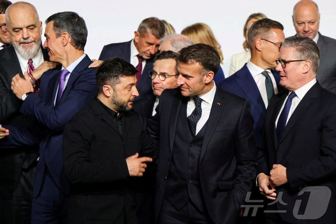 (파리 로이터=뉴스1) 강민경 기자 = 볼로디미르 젤렌스키 우크라이나 대통령과 에마뉘엘 마크롱 프랑스 대통령, 키어 스타머 영국 총리가 6일 파리 엘리제궁에서 열린 '의지의 연합' …