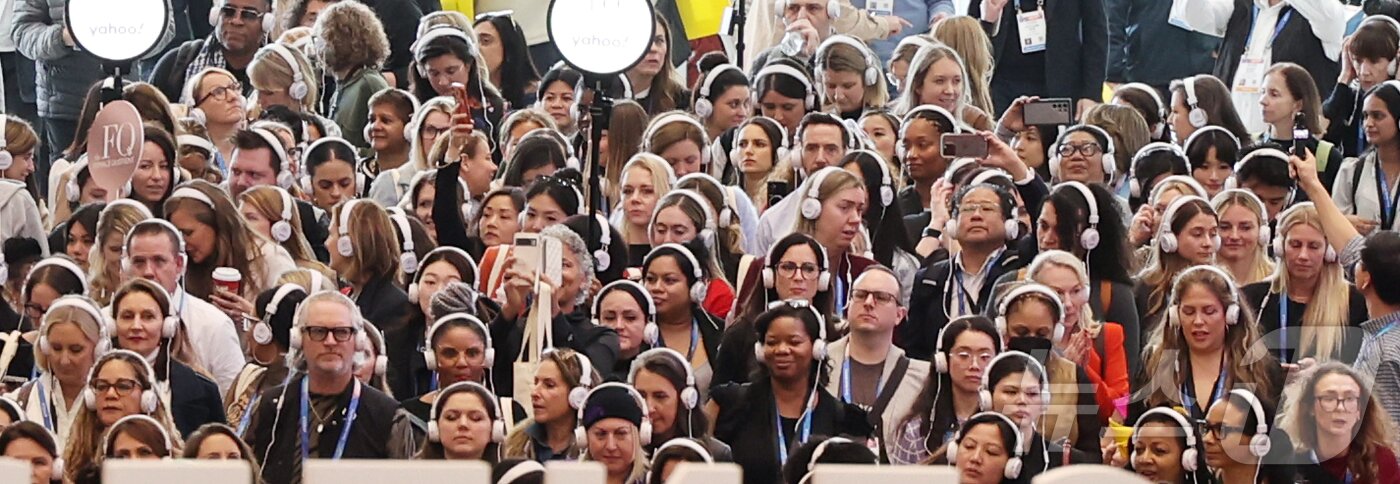 본문 이미지 - 세계 최대 IT(정보기술)·가전 전시회 'CES 2026' 개막 일인 6일(현지시간) 미국 네바다주 라스베이거스 컨벤션센터(LVCC)에서 단체로 헤드폰을 착용한 관람객들이 입장하고 있다. 2026.1.7/뉴스1 ⓒ News1 황기선 기자