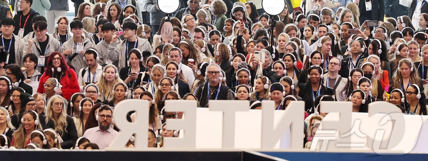 본문 이미지 - 세계 최대 IT(정보기술)·가전 전시회 'CES 2026' 개막 일인 6일(현지시간) 미국 네바다주 라스베이거스 컨벤션센터(LVCC)에서 단체로 헤드폰을 착용한 관람객들이 입장하고 있다. 2026.1.7/뉴스1 ⓒ News1 황기선 기자