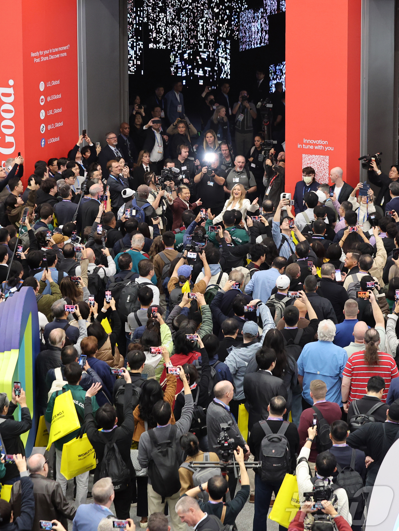 (라스베이거스=뉴스1) 황기선 기자 = 세계 최대 IT(정보기술)·가전 전시회 'CES 2026' 개막 일인 6일(현지시간) 미국 네바다주 라스베이거스 컨벤션센터(LVCC)가 인파 …