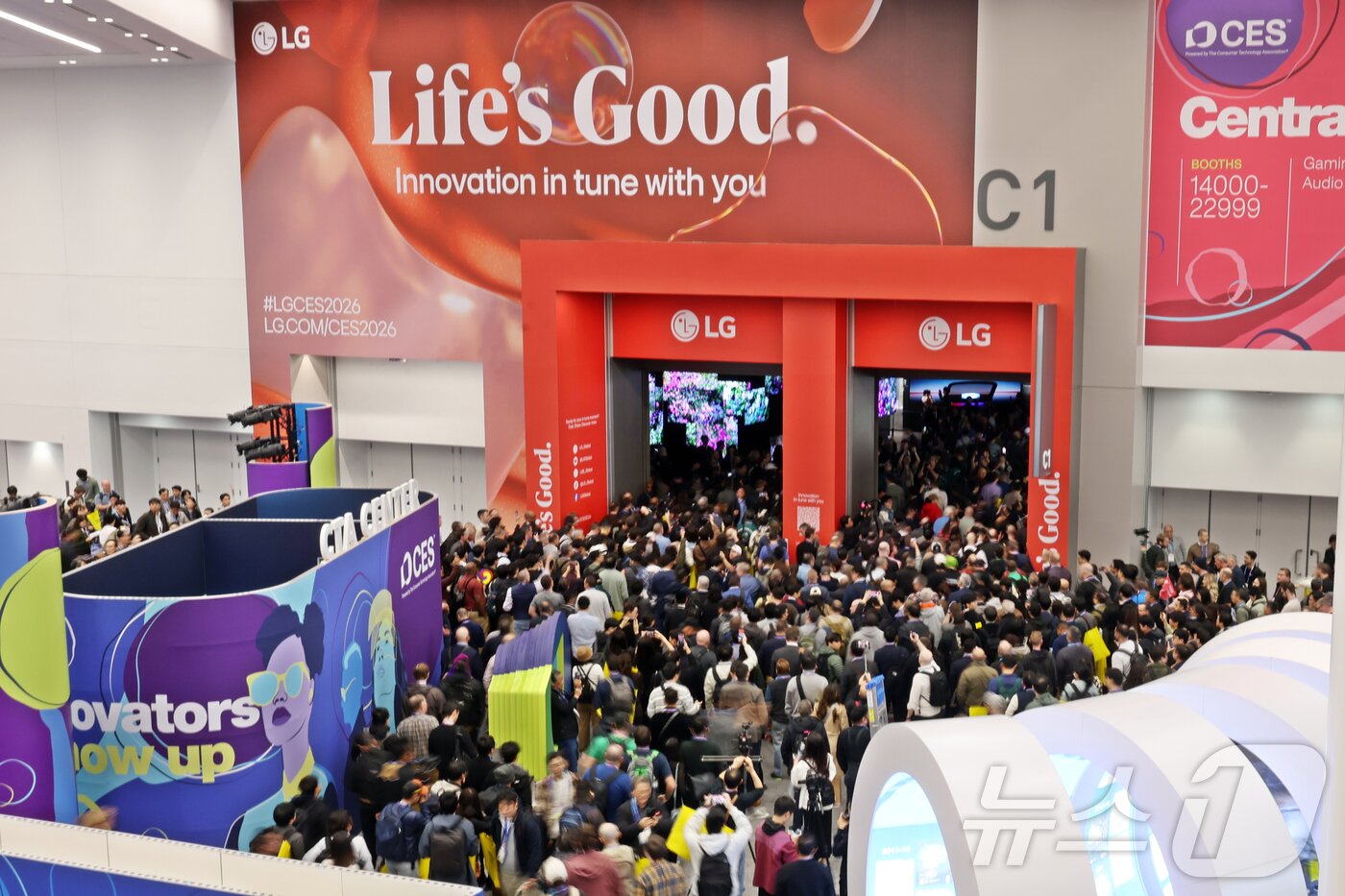 본문 이미지 - 세계 최대 IT(정보기술)·가전 전시회 'CES 2026' 개막 일인 6일(현지시간) 미국 네바다주 라스베이거스 컨벤션센터(LVCC)가 인파로 북적이고 있다. 2026.1.7/뉴스1 ⓒ News1 황기선 기자