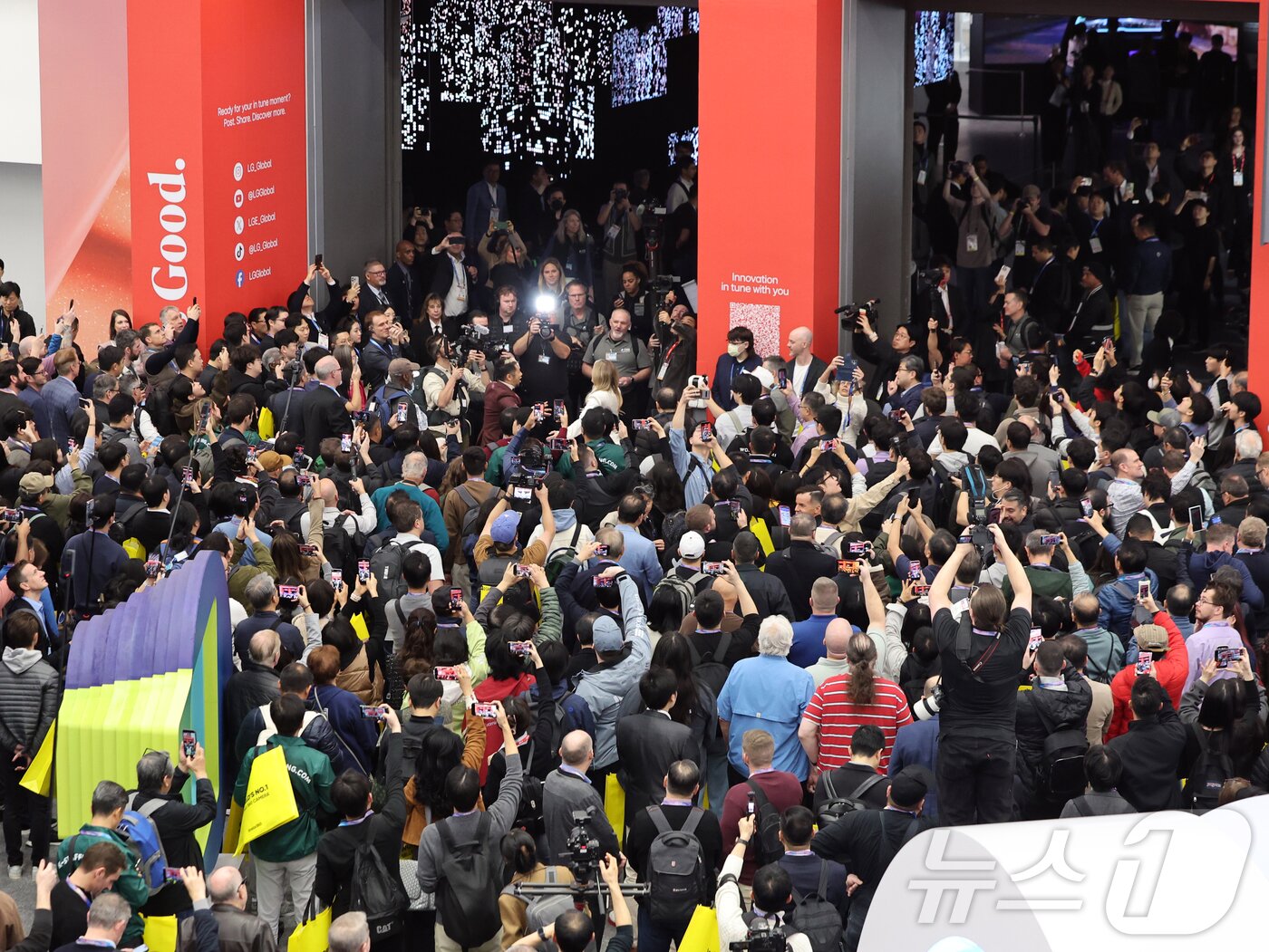 본문 이미지 - 세계 최대 IT(정보기술)·가전 전시회 'CES 2026' 개막 일인 6일(현지시간) 미국 네바다주 라스베이거스 컨벤션센터(LVCC)가 인파로 북적이고 있다. 2026.1.7/뉴스1 ⓒ News1 황기선 기자