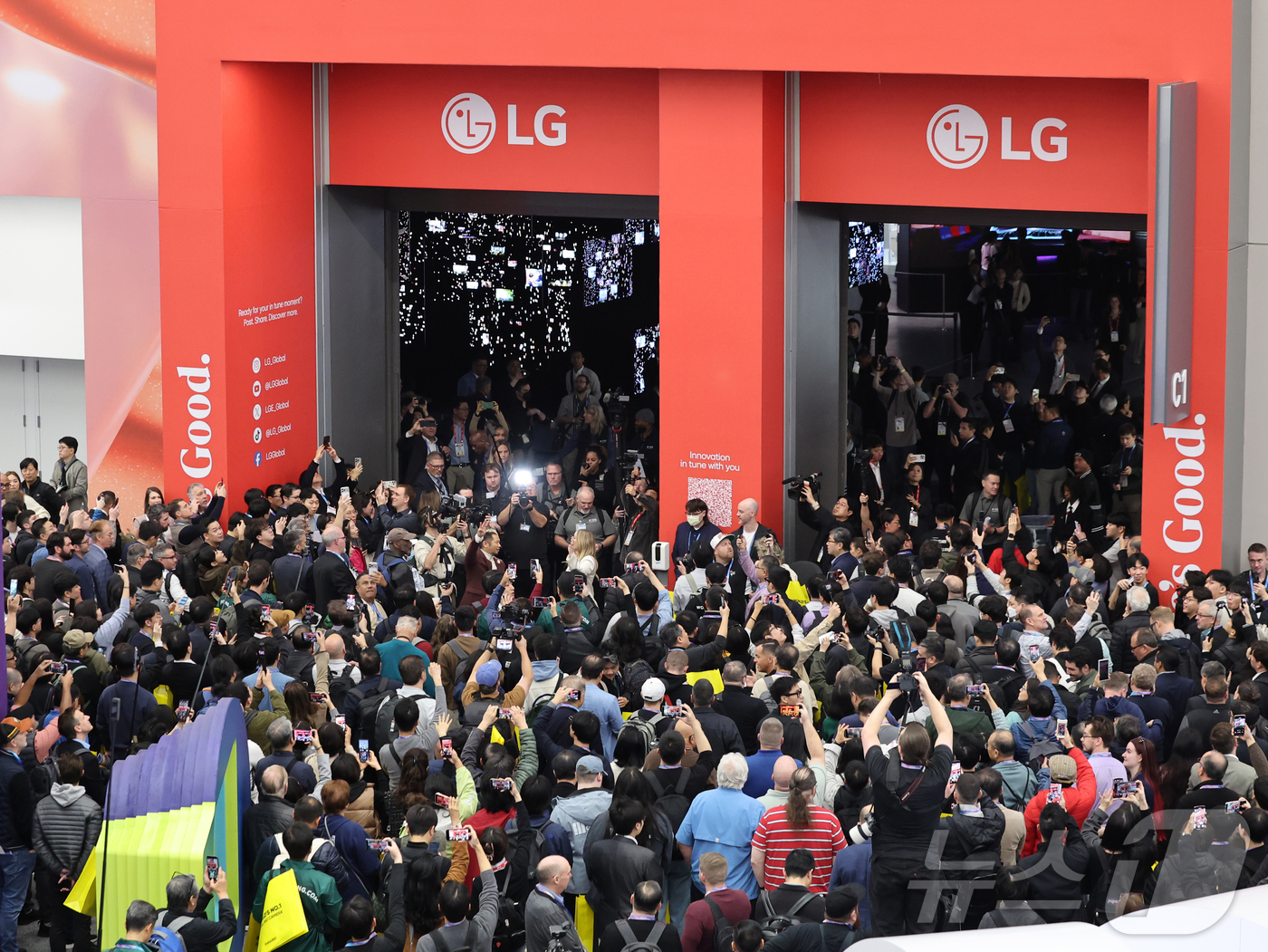 (라스베이거스=뉴스1) 황기선 기자 = 세계 최대 IT(정보기술)·가전 전시회 'CES 2026' 개막 일인 6일(현지시간) 미국 네바다주 라스베이거스 컨벤션센터(LVCC)가 인파 …