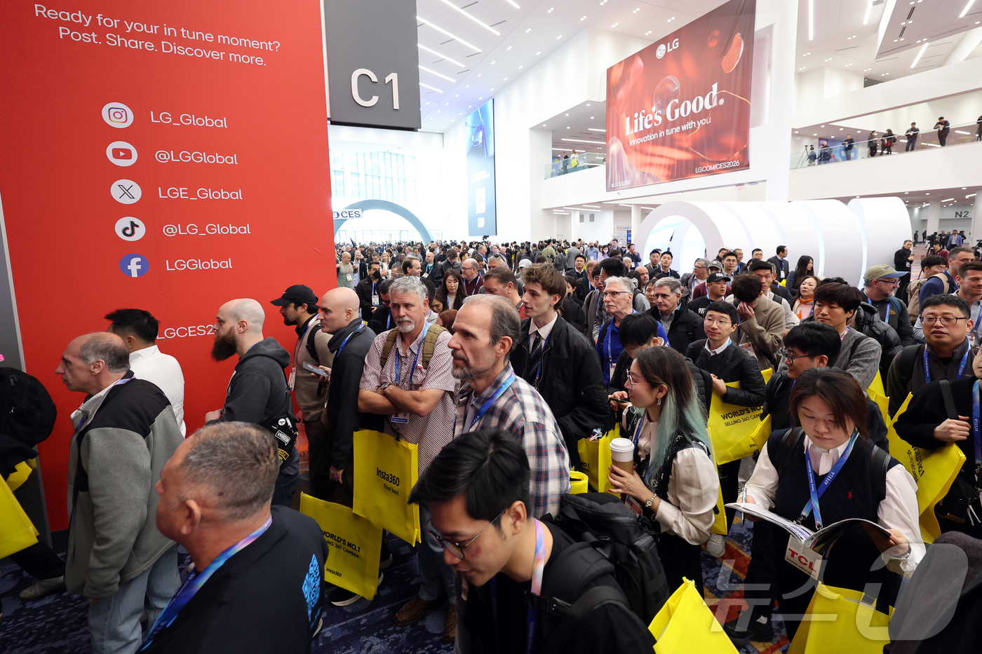 (라스베이거스=뉴스1) 황기선 기자 = 세계 최대 IT(정보기술)·가전 전시회 'CES 2026' 개막 일인 6일(현지시간) 미국 네바다주 라스베이거스 컨벤션센터(LVCC)가 인파 …