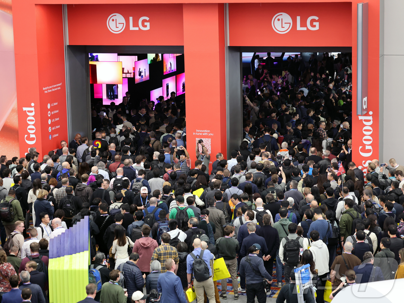 (라스베이거스=뉴스1) 황기선 기자 = 세계 최대 IT(정보기술)·가전 전시회 'CES 2026' 개막 일인 6일(현지시간) 미국 네바다주 라스베이거스 컨벤션센터(LVCC)가 인파 …