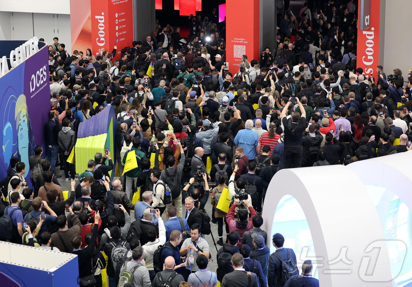 (라스베이거스=뉴스1) 황기선 기자 = 세계 최대 IT(정보기술)·가전 전시회 'CES 2026' 개막 일인 6일(현지시간) 미국 네바다주 라스베이거스 컨벤션센터(LVCC)가 인파 …