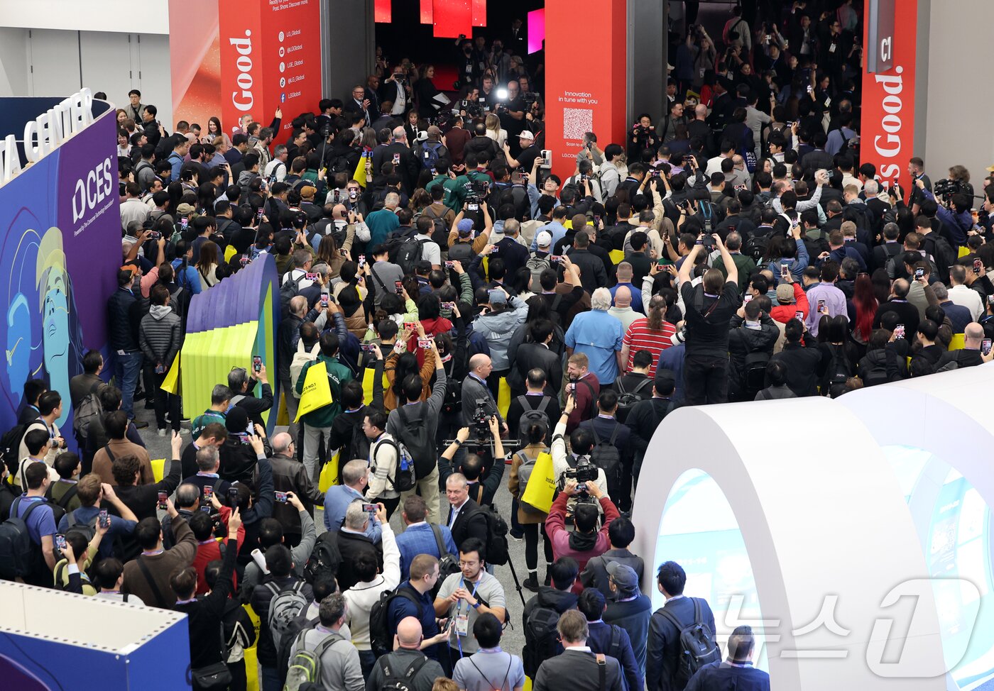 본문 이미지 - 세계 최대 IT(정보기술)·가전 전시회 'CES 2026' 개막 일인 6일(현지시간) 미국 네바다주 라스베이거스 컨벤션센터(LVCC)가 인파로 북적이고 있다. 2026.1.7/뉴스1 ⓒ News1 황기선 기자