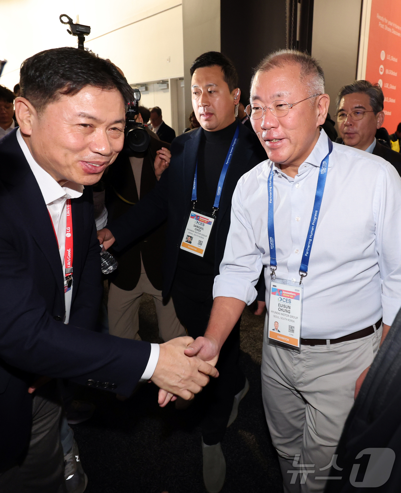 (라스베이거스=뉴스1) 황기선 기자 = 정의선 현대자동차 회장이 6일(현지시간) 미국 네바다주 라스베이거스 컨벤션센터(LVCC)에서 열린  'CES 2026'에서 LG전자 부스를 …