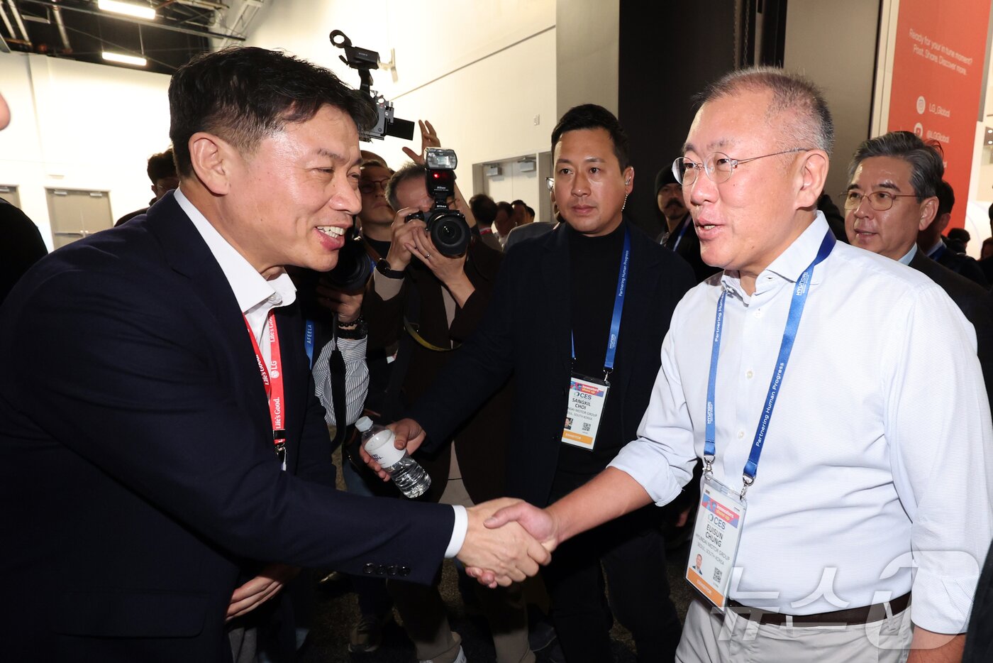 본문 이미지 - 정의선 현대자동차 회장이 6일(현지시간) 미국 네바다주 라스베이거스 컨벤션센터(LVCC)에서 열린 'CES 2026'에서 LG전자 부스를 찾아 류재철 사장과 악수를 하고 있다. 2026.1.7/뉴스1 ⓒ News1 황기선 기자