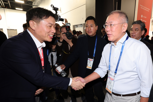 [뉴스1 PICK]정의선 회장, 'CES 2026' 현장 방문…'삼성·LG 부스 찾아'