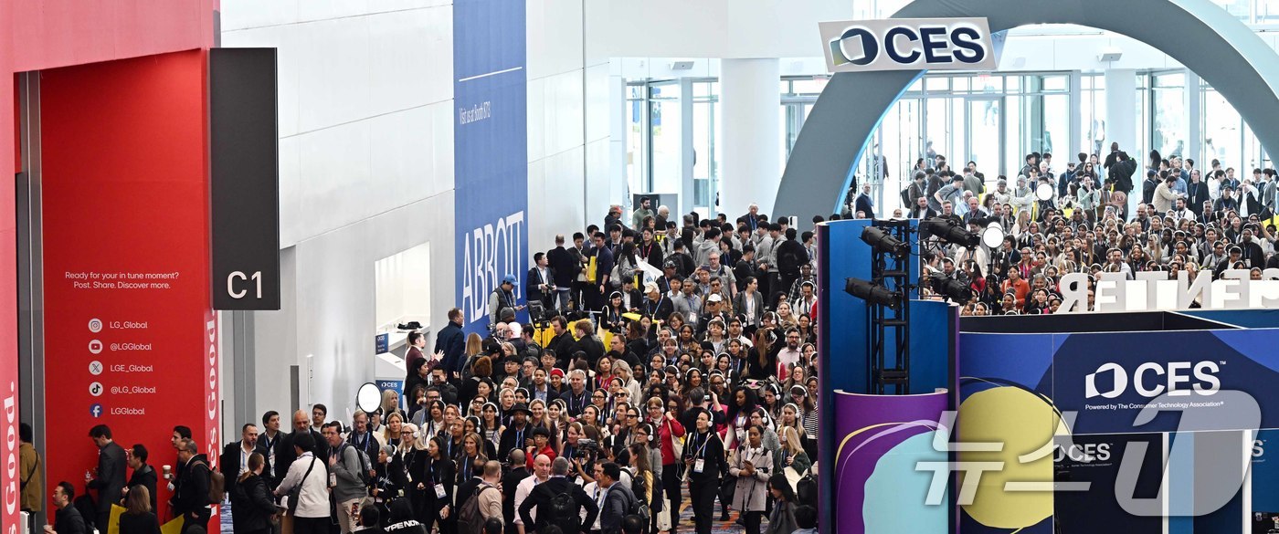 (라스베이거스=뉴스1) 황기선 기자 = 세계 최대 가전·정보기술(IT) 전시회 'CES 2026'이 개막한 6일 미국 네바다주 라스베이거스 LVCC 센트럴홀에서 헤드셋을 착용한 단 …