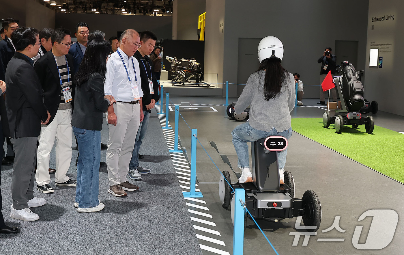 (라스베이거스=뉴스1) 황기선 기자 = 정의선 현대차그룹 회장이 6일(현지시간) 미국 네바다주 라스베이거스 컨벤션센터(LVCC) 현대차 부스를 둘러보고 있다. (공동취재) 2026 …