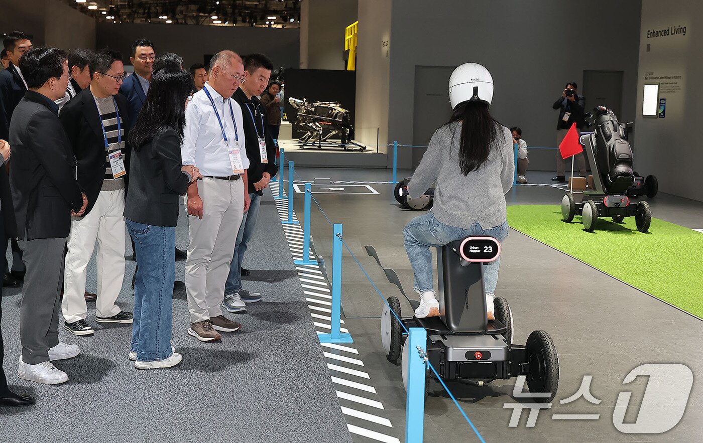 본문 이미지 - 정의선 현대차그룹 회장이 6일(현지시간) 미국 네바다주 라스베이거스 컨벤션센터(LVCC) 현대차 부스를 둘러보고 있다. (공동취재) 2026.1.7/뉴스1 ⓒ News1 황기선 기자