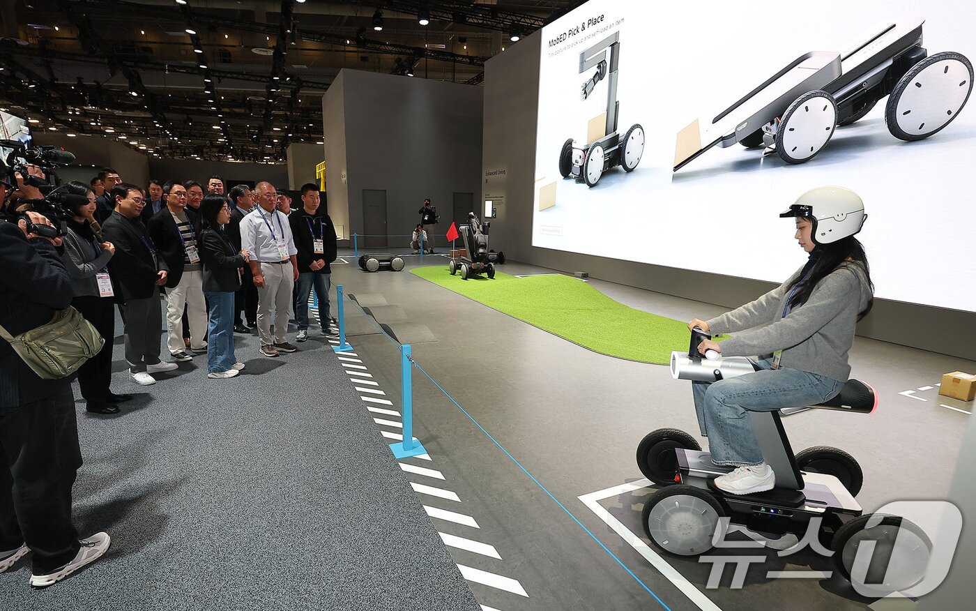 본문 이미지 - 정의선 현대차그룹 회장이 6일(현지시간) 미국 네바다주 라스베이거스 컨벤션센터(LVCC) 현대차 부스를 둘러보고 있다. (공동취재) 2026.1.7/뉴스1 ⓒ News1 황기선 기자