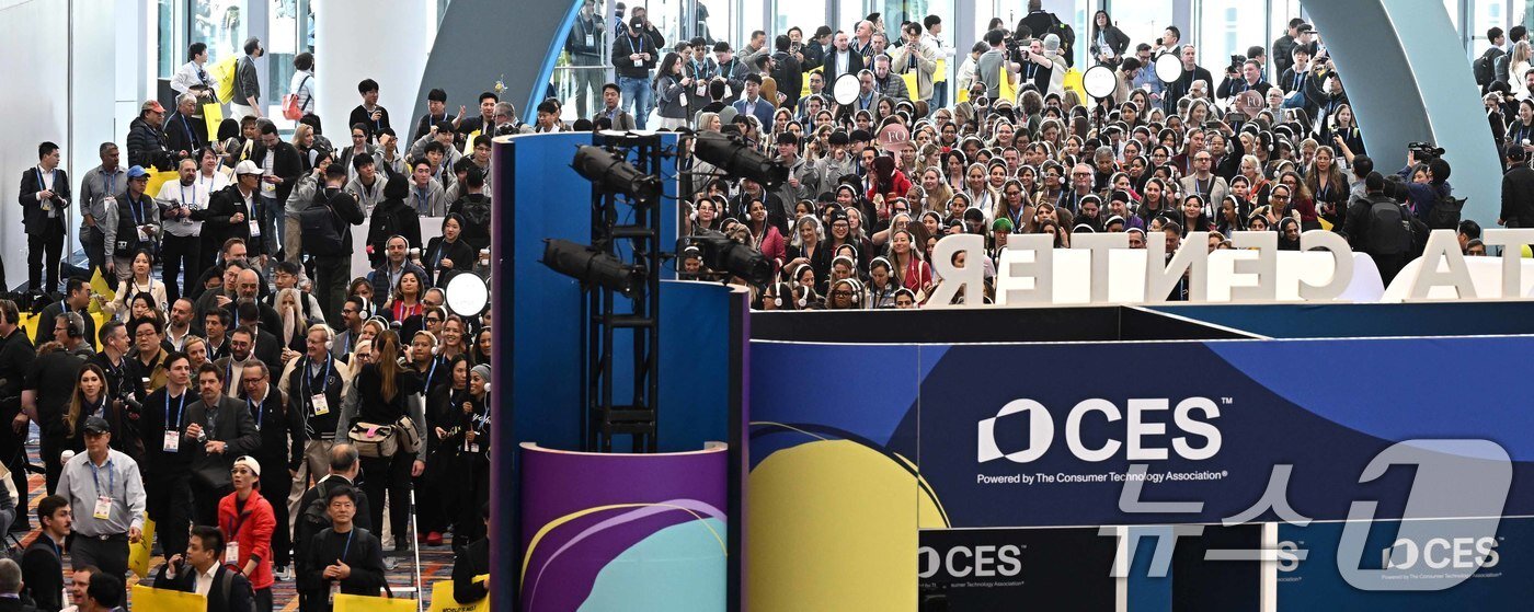 본문 이미지 - 세계 최대 가전·정보기술(IT) 전시회 'CES 2026'이 개막한 6일 미국 네바다주 라스베이거스 LVCC 센트럴홀에서 헤드셋을 착용한 단체 참관객이 입장하고 있다. (공동취재) 2026.1.7/뉴스1 ⓒ News1 황기선 기자