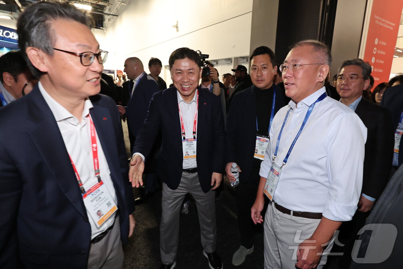 본문 이미지 - 정의선 현대자동차 회장이 6일(현지시간) 미국 네바다주 라스베이거스 컨벤션센터(LVCC)에서 열린 'CES 2026'에서 LG전자 부스를 찾아 류재철 사장과 대화를 하고 있다. 2026.1.7/뉴스1 ⓒ News1 황기선 기자