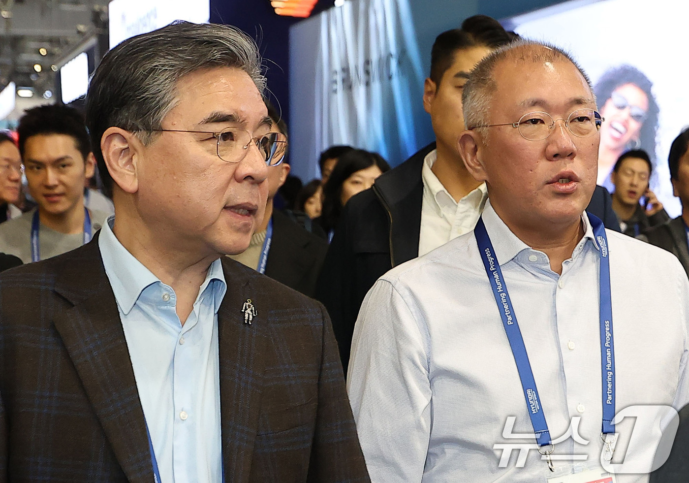 (라스베이거스=뉴스1) 황기선 기자 = 정의선 현대차그룹 회장(오른쪽)이 6일(현지시간) 미국 네바다주 라스베이거스 컨벤션센터(LVCC)에서 장재훈 부회장과 이동하며 대화하고 있다 …