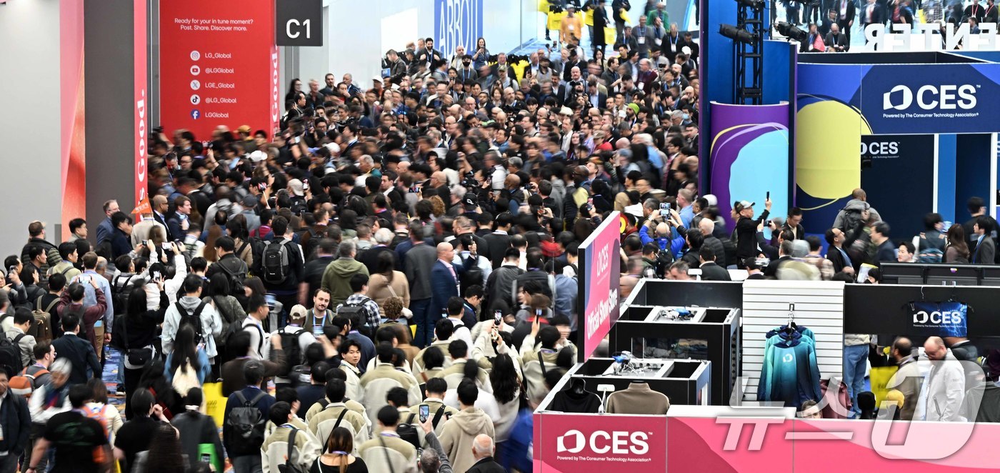 (라스베이거스=뉴스1) 황기선 기자 = 세계 최대 가전·정보기술(IT) 전시회 'CES 2026'이 개막한 6일 미국 네바다주 라스베이거스 LVCC 센트럴홀에서 참관객이 입장하고 …