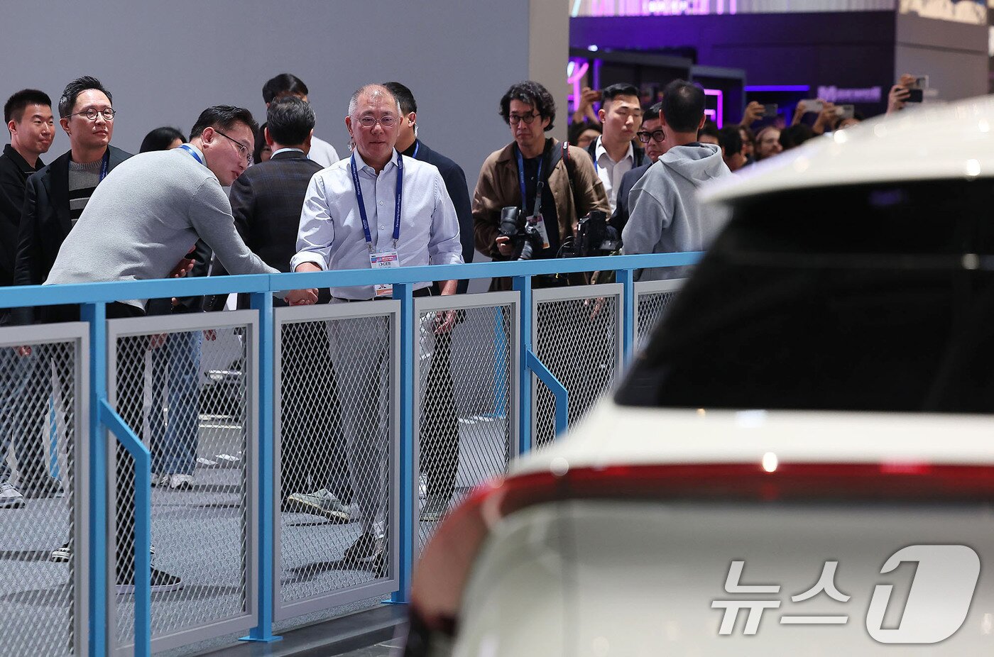 본문 이미지 - 정의선 현대차그룹 회장이 6일(현지시간) 미국 네바다주 라스베이거스 컨벤션센터(LVCC) 현대차 부스를 둘러보고 있다. (공동취재) 2026.1.7/뉴스1 ⓒ News1 황기선 기자