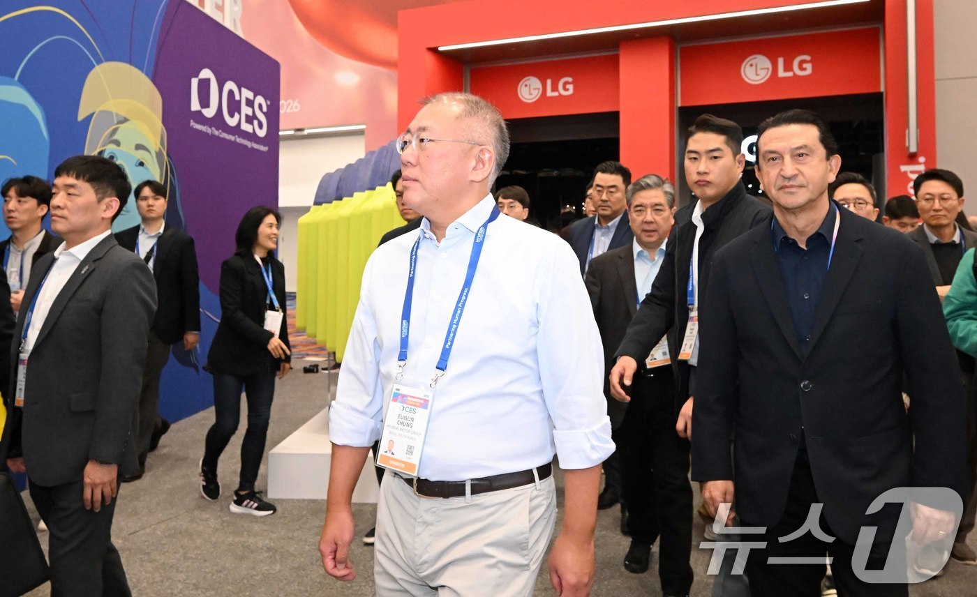 (라스베이거스=뉴스1) 황기선 기자 = 정의선 현대차그룹 회장과 호세 무뇨스 현대자동차 대표가 6일 미국 네바다주 라스베이거스 LVCC에서 열린 세계 최대 가전·정보기술(IT) 전 …