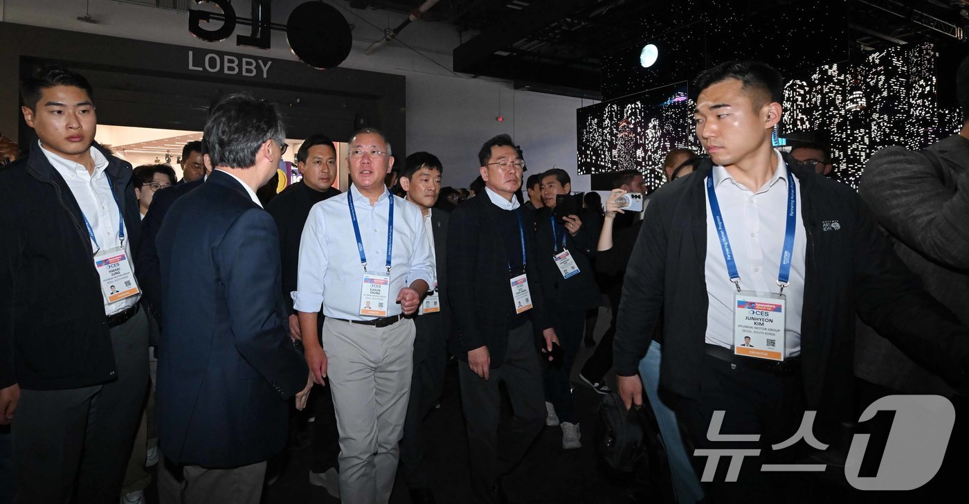 (라스베이거스=뉴스1) 황기선 기자 = 정의선 현대차그룹 회장이 6일 미국 네바다주 라스베이거스 LVCC에서 열린 세계 최대 가전·정보기술(IT) 전시회 'CES 2026'에 마련 …