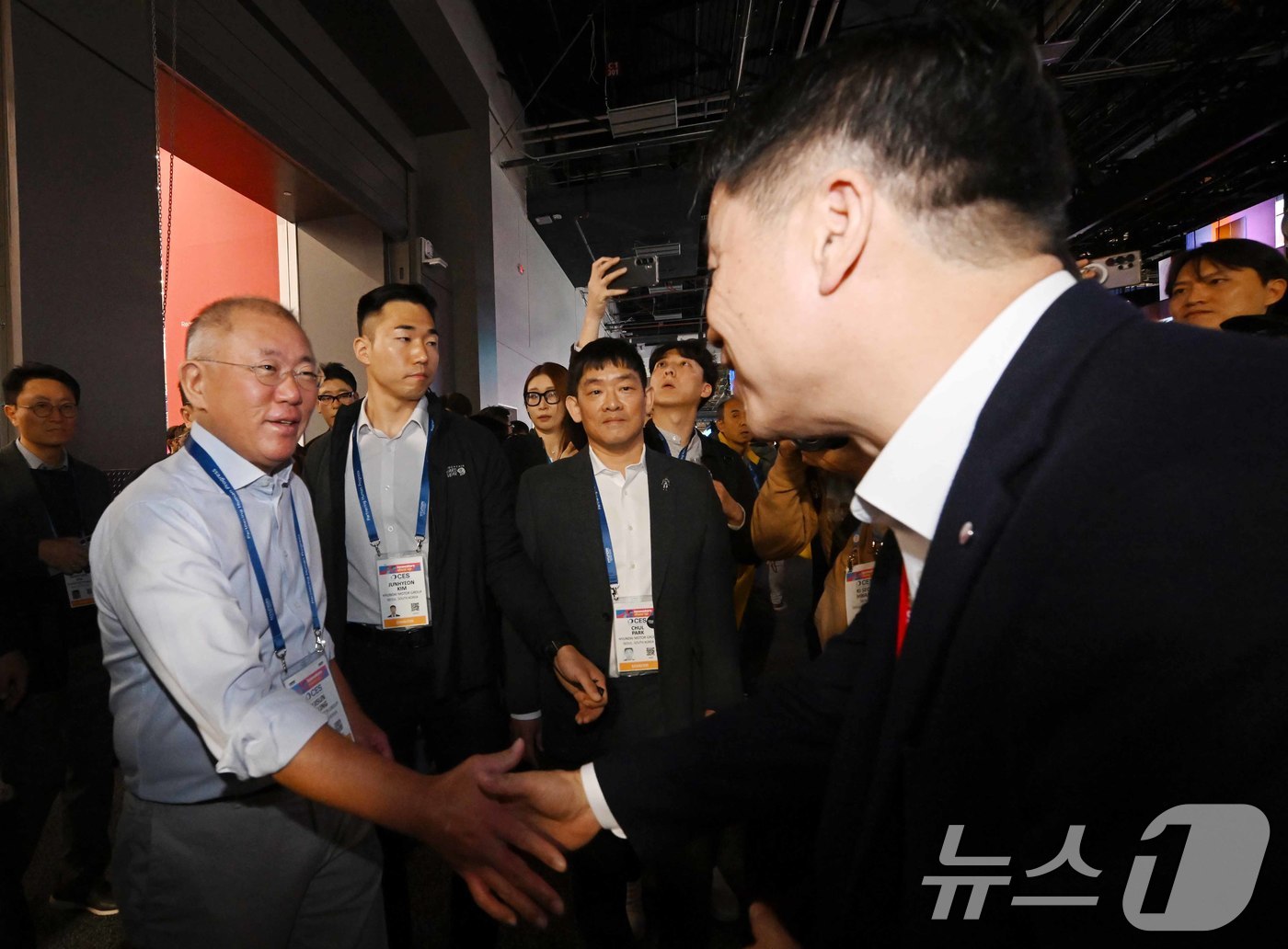 (라스베이거스=뉴스1) 황기선 기자 = 정의선 현대차그룹 회장이 6일 미국 네바다주 라스베이거스 LVCC에서 열린 세계 최대 가전·정보기술(IT) 전시회 'CES 2026'에 마련 …