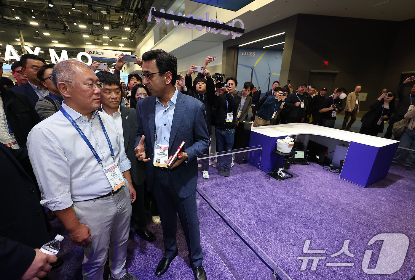 (라스베이거스=뉴스1) 황기선 기자 = 정의선 현대차그룹 회장이 6일(현지시간) 미국 네바다주 라스베이거스 컨벤션센터(LVCC) 퀄컴 부스를 둘러보고 있다. (공동취재) 2026. …