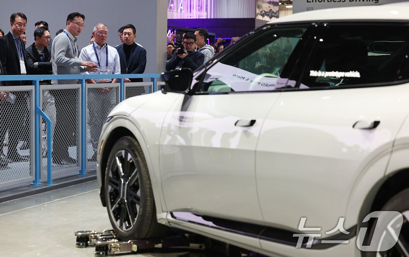 본문 이미지 - 정의선 현대차그룹 회장이 6일(현지시간) 미국 네바다주 라스베이거스 컨벤션센터(LVCC) 현대차 부스를 둘러보고 있다. (공동취재) 2026.1.7/뉴스1 ⓒ News1 황기선 기자