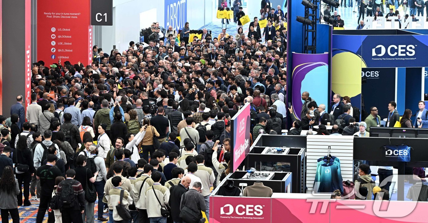 (라스베이거스=뉴스1) 황기선 기자 = 세계 최대 가전·정보기술(IT) 전시회 'CES 2026'이 개막한 6일 미국 네바다주 라스베이거스 LVCC 센트럴홀에서 참관객이 입장하고 …