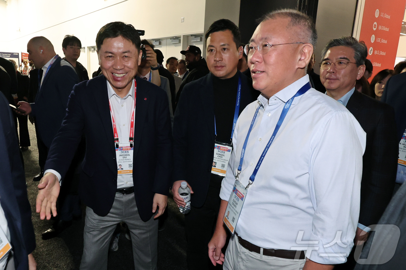 (라스베이거스=뉴스1) 황기선 기자 = 정의선 현대자동차 회장이 6일(현지시간) 미국 네바다주 라스베이거스 컨벤션센터(LVCC)에서 열린  'CES 2026'에서 LG전자 부스를 …