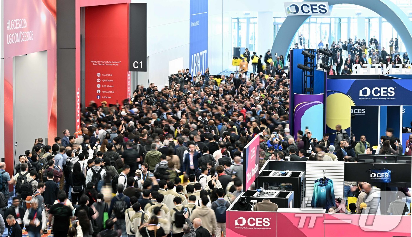 (라스베이거스=뉴스1) 황기선 기자 = 세계 최대 가전·정보기술(IT) 전시회 'CES 2026'이 개막한 6일 미국 네바다주 라스베이거스 LVCC 센트럴홀에서 참관객이 입장하고 …