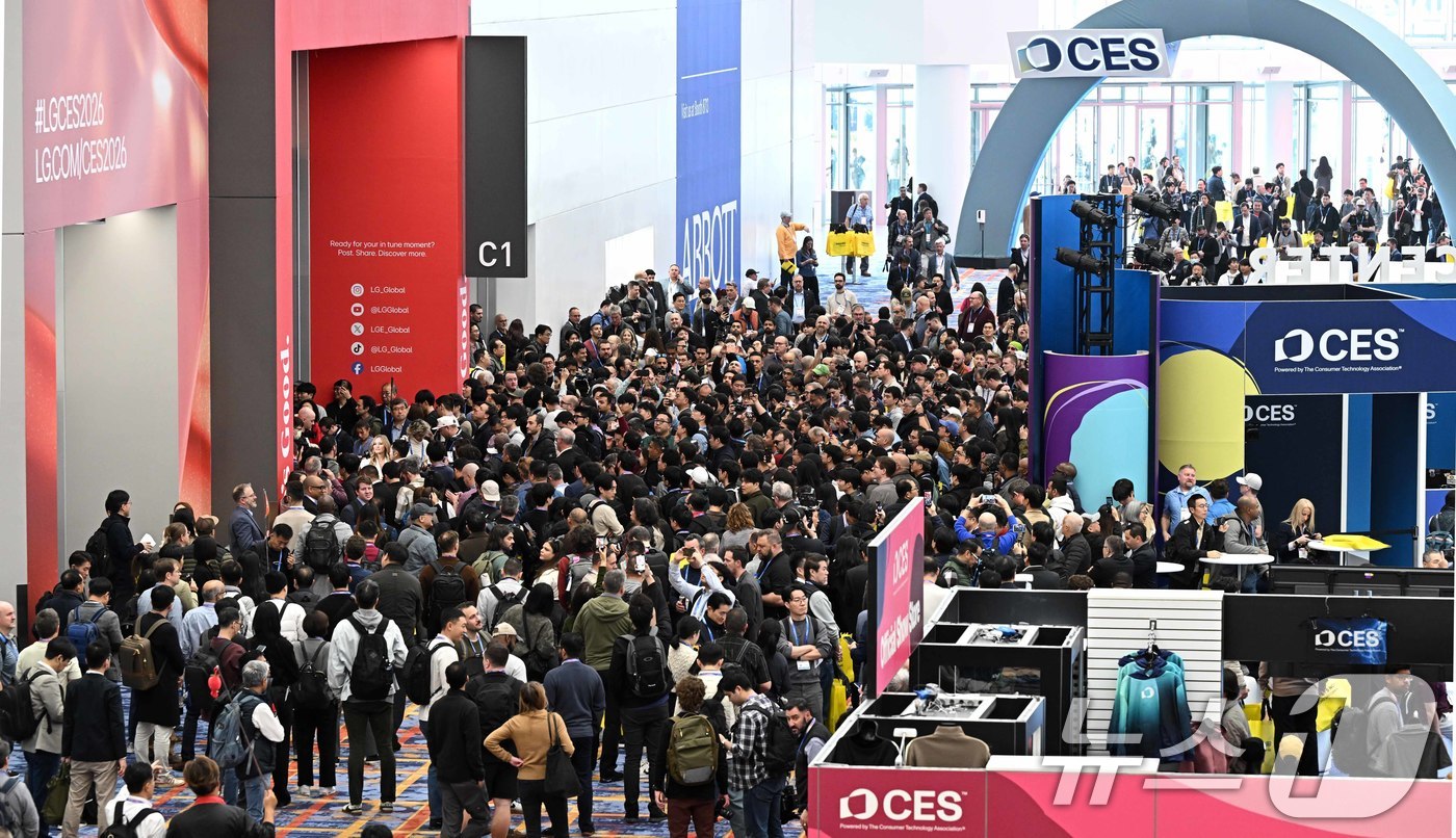 (라스베이거스=뉴스1) 황기선 기자 = 세계 최대 가전·정보기술(IT) 전시회 'CES 2026'이 개막한 6일 미국 네바다주 라스베이거스 LVCC 센트럴홀에서 참관객이 입장하고 …