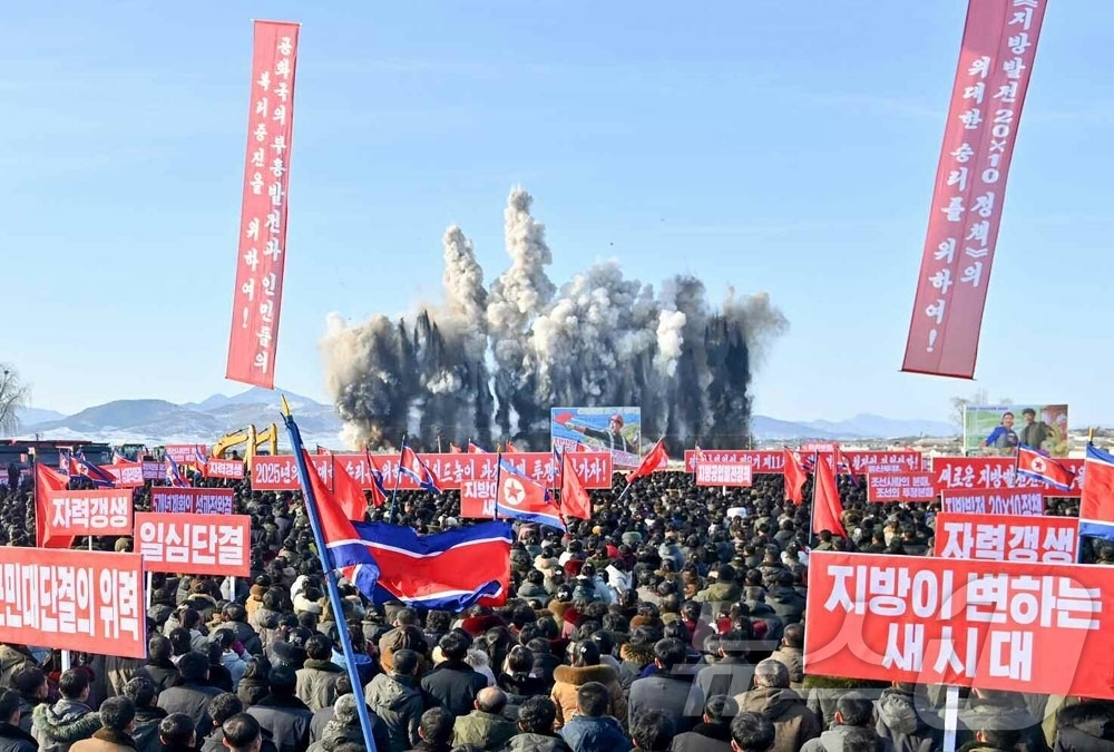 (평양 노동신문=뉴스1) = 북한 노동당 기관지 노동신문은 7일 "위대한 당중앙의 현명한 영도 아래 전국 모든 지역이 균형적으로 동시다발적으로 진보하는 전면적부흥의 새시대가 펼쳐지 …