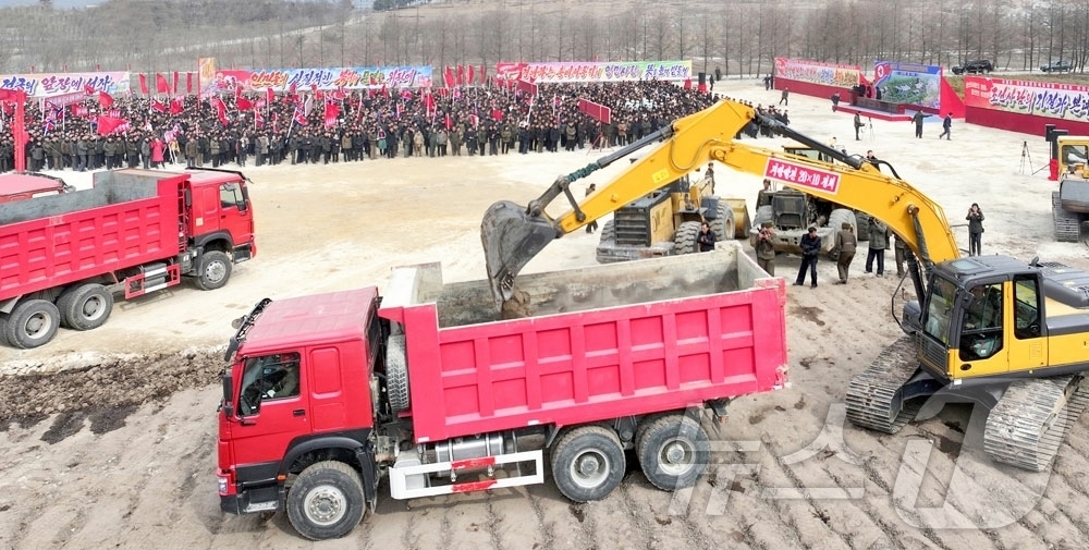 (평양 노동신문=뉴스1) = 북한 노동당 기관지 노동신문은 7일 "위대한 당중앙의 현명한 영도 아래 전국 모든 지역이 균형적으로 동시다발적으로 진보하는 전면적부흥의 새시대가 펼쳐지 …