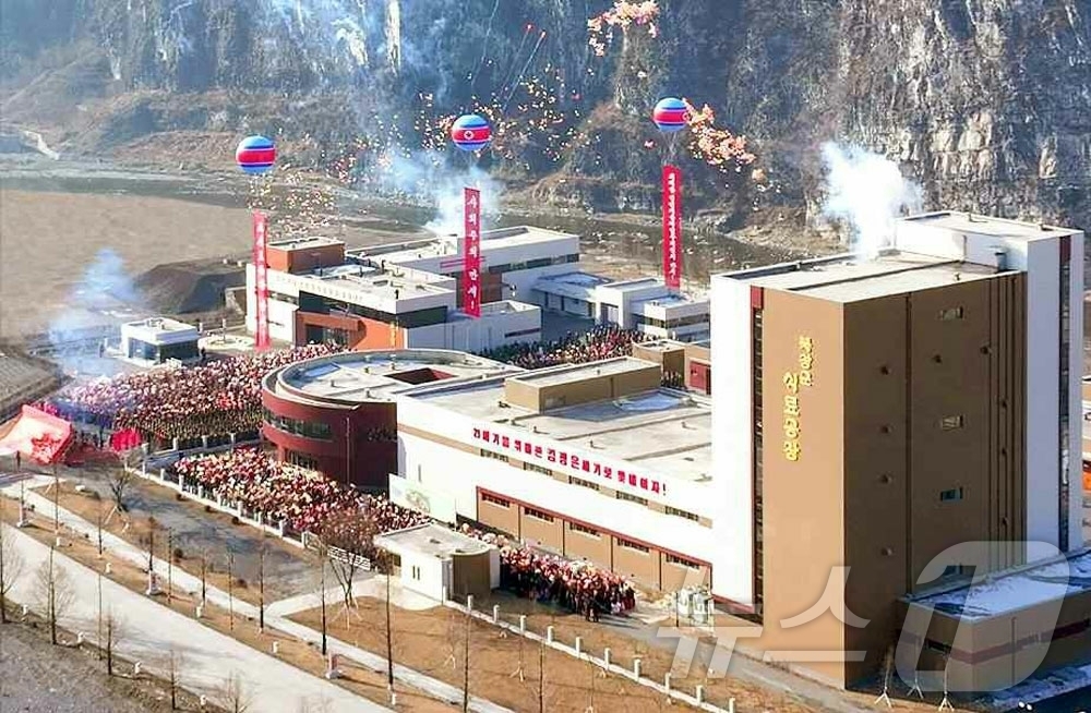 (평양 노동신문=뉴스1) = 북한 노동당 기관지 노동신문은 7일 "위대한 당중앙의 현명한 령도 아래 전국 모든 지역이 균형적으로 동시다발적으로 진보하는 전면적부흥의 새시대가 펼쳐지 …