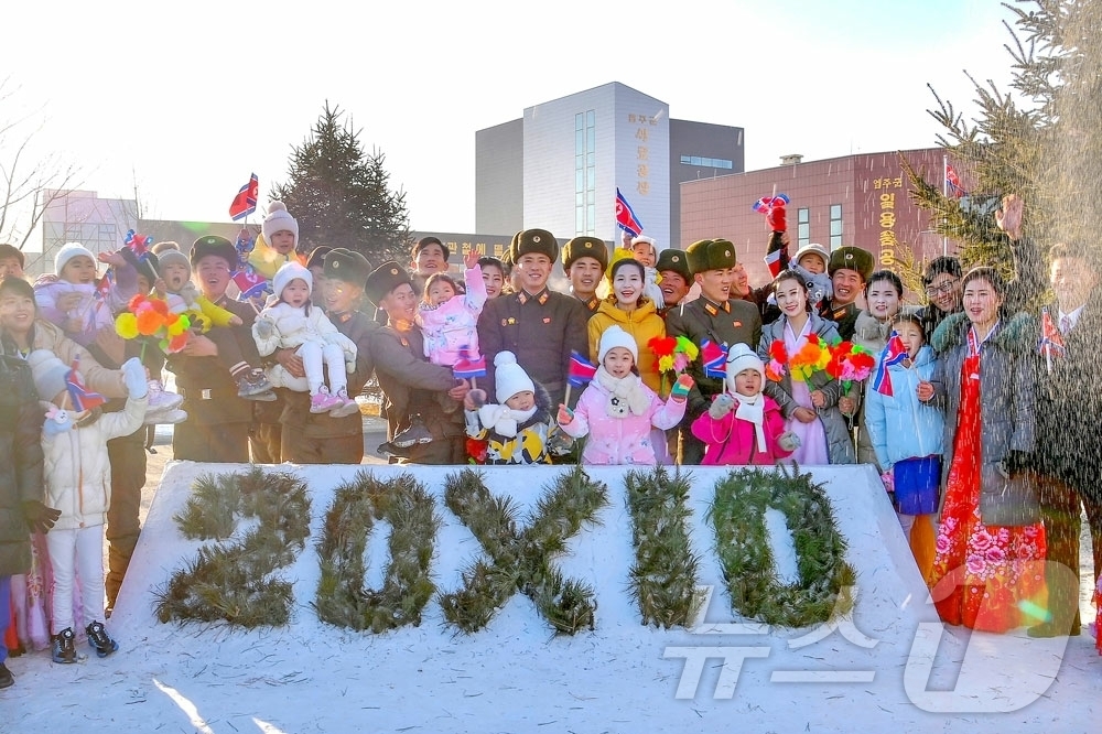 (평양 노동신문=뉴스1) = 북한 노동당 기관지 노동신문은 7일 "위대한 당중앙의 현명한 영도 아래 전국 모든 지역이 균형적으로 동시다발적으로 진보하는 전면적부흥의 새시대가 펼쳐지 …