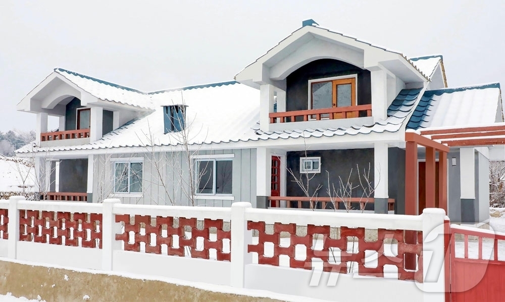 (평양 노동신문=뉴스1) = 북한 노동당 기관지 노동신문은 7일 "향산군 태평리와 시중군 안찬리에서 살림집(주택) 입사모임이 진행됐다"고 보도했다. [국내에서만 사용가능. 재배포 …