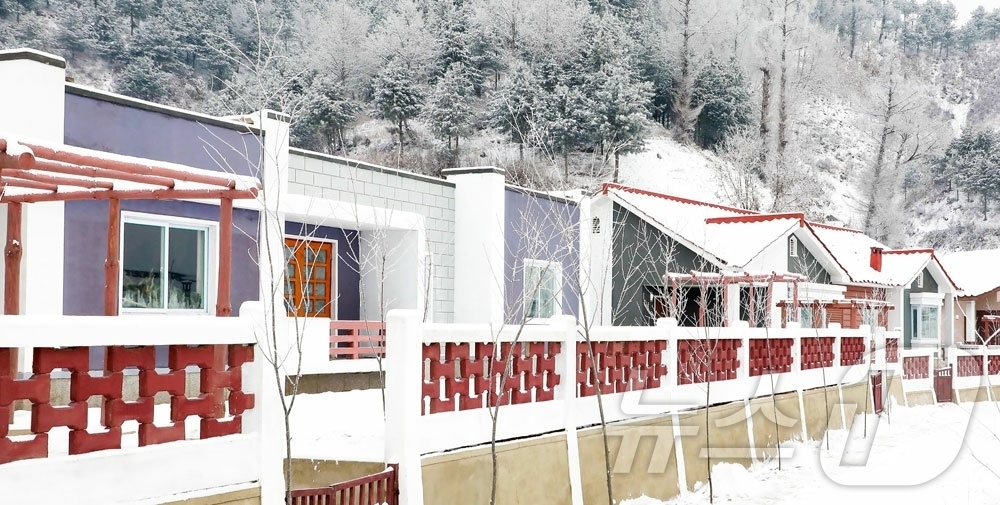 (평양 노동신문=뉴스1) = 북한 노동당 기관지 노동신문은 7일 "향산군 태평리와 시중군 안찬리에서 살림집(주택) 입사모임이 진행됐다"고 보도했다. [국내에서만 사용가능. 재배포 …