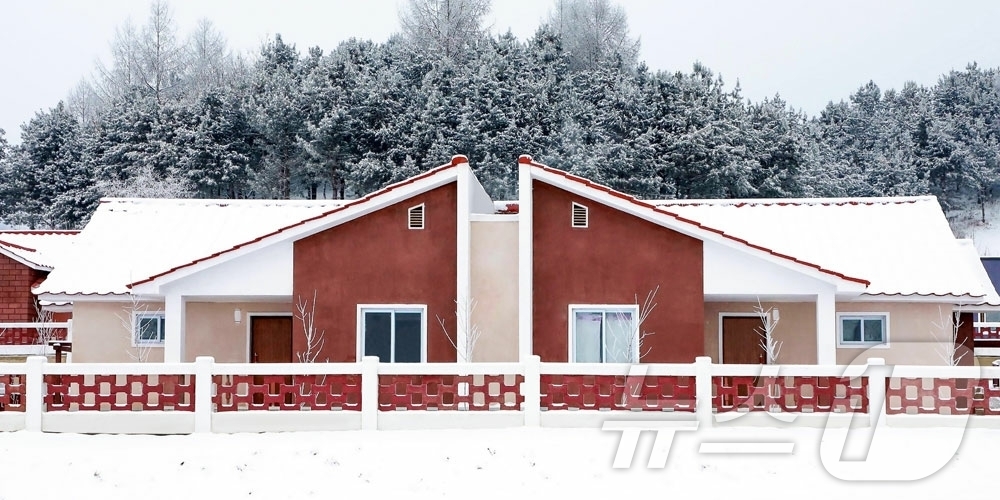 (평양 노동신문=뉴스1) = 북한 노동당 기관지 노동신문은 7일 "향산군 태평리와 시중군 안찬리에서 살림집(주택) 입사모임이 진행됐다"고 보도했다. [국내에서만 사용가능. 재배포 …