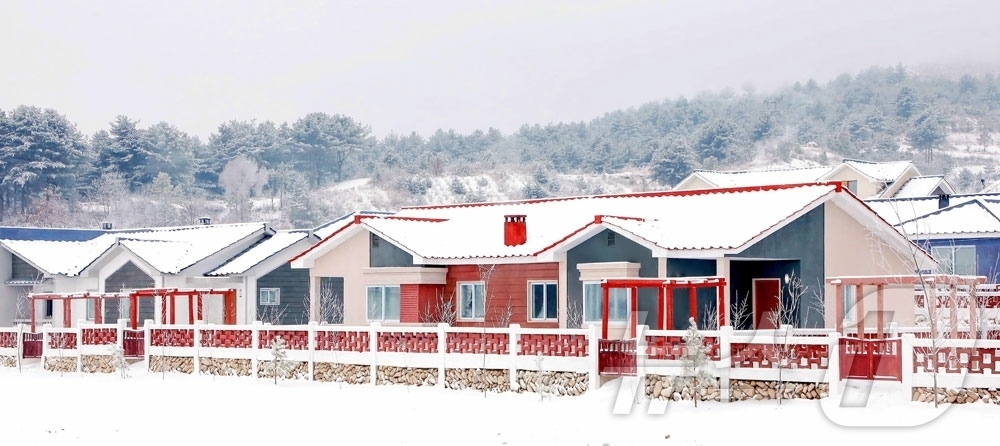 (평양 노동신문=뉴스1) = 북한 노동당 기관지 노동신문은 7일 "향산군 태평리와 시중군 안찬리에서 살림집(주택) 입사모임이 진행됐다"고 보도했다. [국내에서만 사용가능. 재배포 …