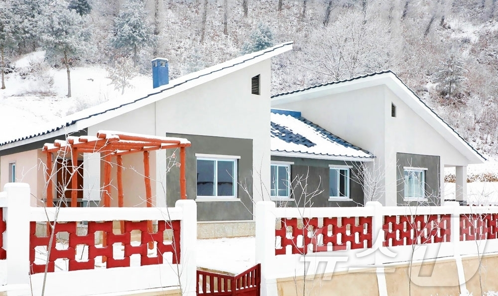 (평양 노동신문=뉴스1) = 북한 노동당 기관지 노동신문은 7일 "향산군 태평리와 시중군 안찬리에서 살림집(주택) 입사모임이 진행됐다"고 보도했다. [국내에서만 사용가능. 재배포 …