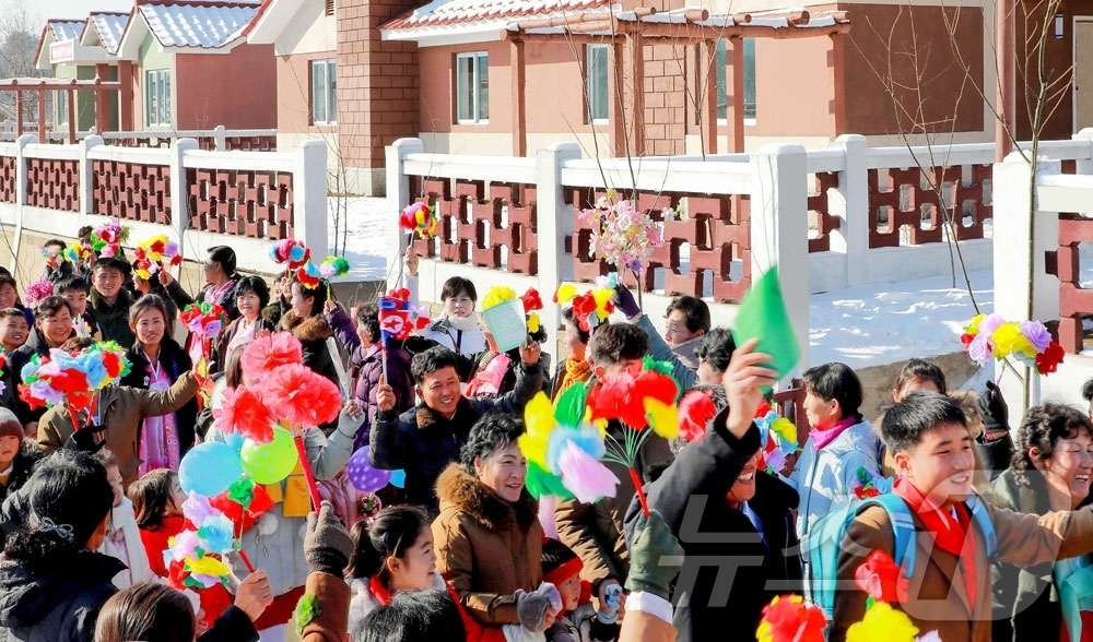 (평양 노동신문=뉴스1) = 북한 노동당 기관지 노동신문은 7일 "향산군 태평리와 시중군 안찬리에서 살림집(주택) 입사모임이 진행됐다"고 보도했다. [국내에서만 사용가능. 재배포 …