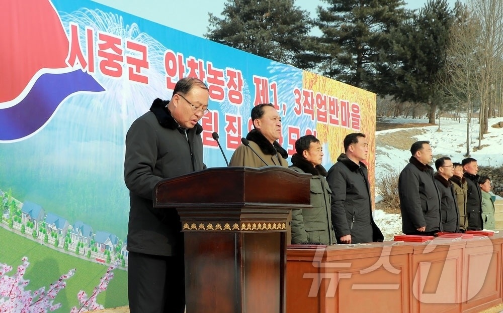 (평양 노동신문=뉴스1) = 북한 노동당 기관지 노동신문은 7일 "향산군 태평리와 시중군 안찬리에서 살림집(주택) 입사모임이 진행됐다"고 보도했다. [국내에서만 사용가능. 재배포 …