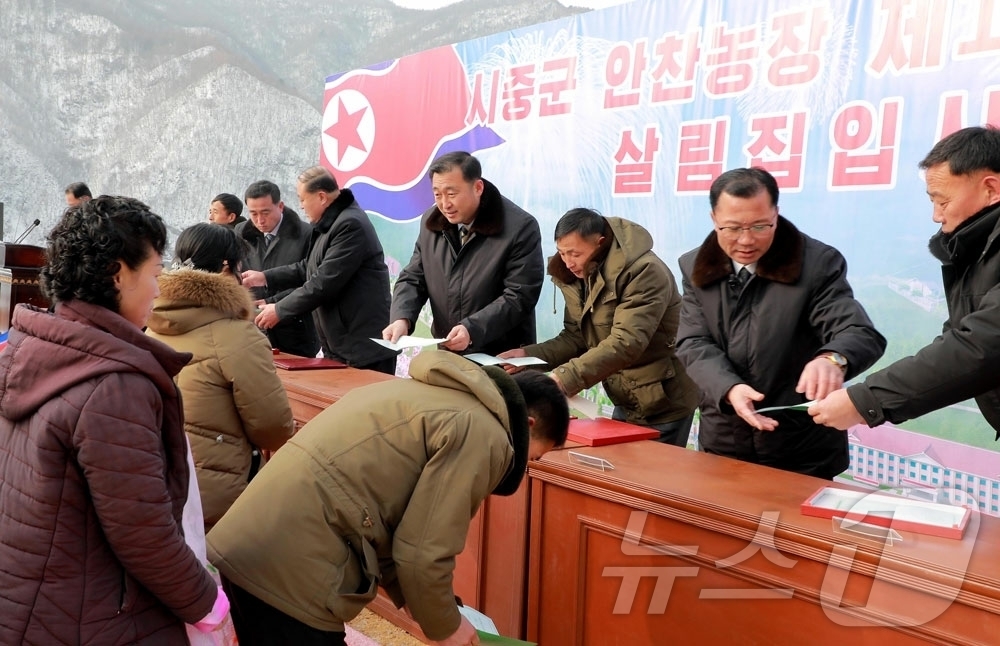 (평양 노동신문=뉴스1) = 북한 노동당 기관지 노동신문은 7일 "향산군 태평리와 시중군 안찬리에서 살림집(주택) 입사모임이 진행됐다"고 보도했다. [국내에서만 사용가능. 재배포 …