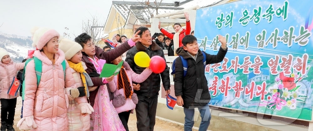 (평양 노동신문=뉴스1) = 북한 노동당 기관지 노동신문은 7일 "향산군 태평리와 시중군 안찬리에서 살림집(주택) 입사모임이 진행됐다"고 보도했다. [국내에서만 사용가능. 재배포 …