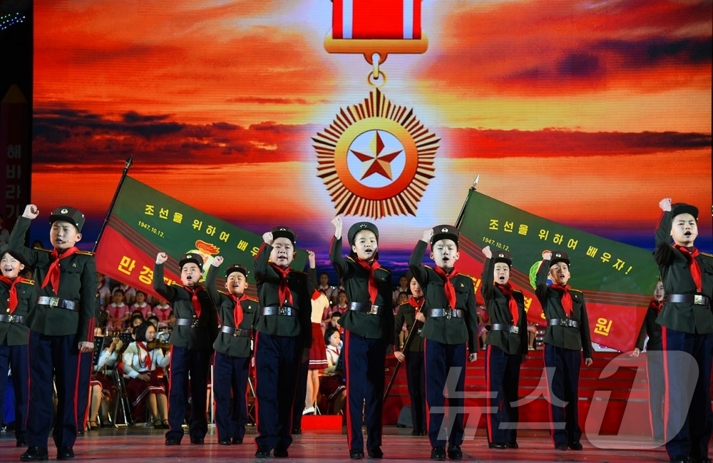 (평양 노동신문=뉴스1) = 북한 노동당 기관지 노동신문은 7일 "학생소년들의 설맞이공연 '제일 좋은 내나라'가 진행됐다"고 보도했다. [국내에서만 사용가능. 재배포 금지. DB …