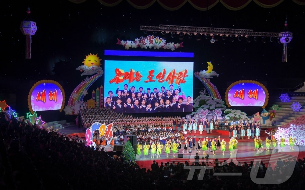 (평양 노동신문=뉴스1) = 북한 노동당 기관지 노동신문은 7일 "학생소년들의 설맞이공연 '제일 좋은 내나라'가 진행됐다"고 보도했다. [국내에서만 사용가능. 재배포 금지. DB …