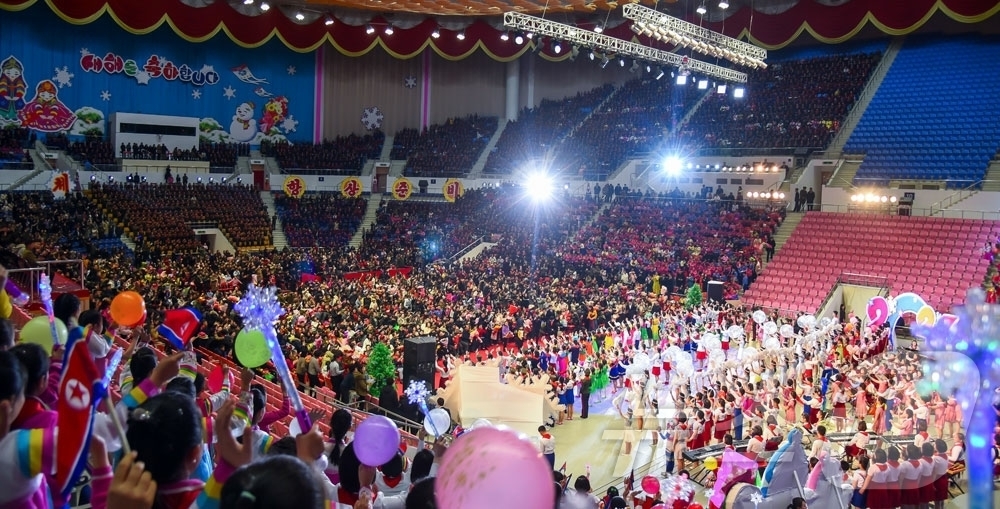 (평양 노동신문=뉴스1) = 북한 노동당 기관지 노동신문은 7일 "학생소년들의 설맞이공연 '제일 좋은 내나라'가 진행됐다"고 보도했다. [국내에서만 사용가능. 재배포 금지. DB …