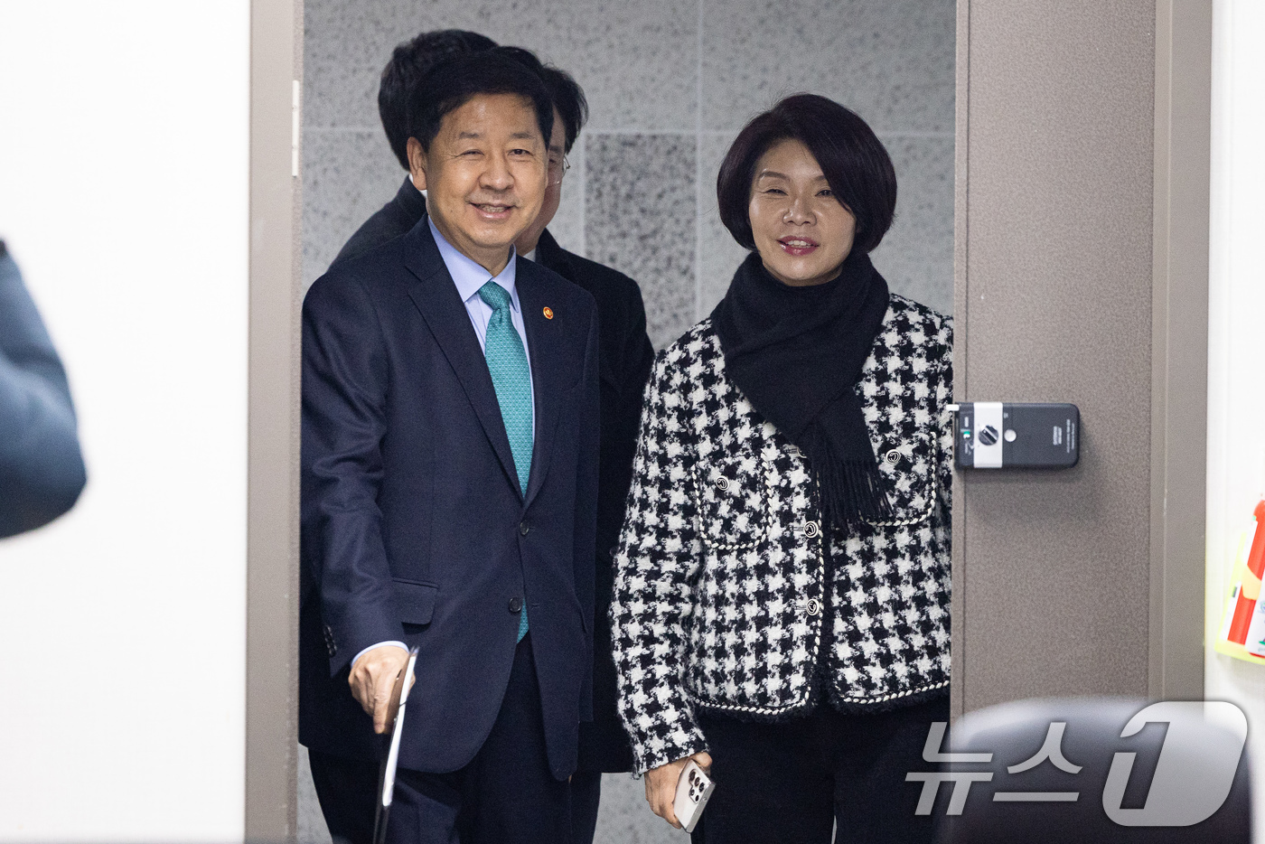 (서울=뉴스1) 유승관 기자 = 한정애 더불어민주당 정책위의장과 구윤철 부총리 겸 재정경제부 장관이 7일 서울 여의도 국회 의원회관에서 열린 2026년 경제성장전략 당정협의에 참석 …