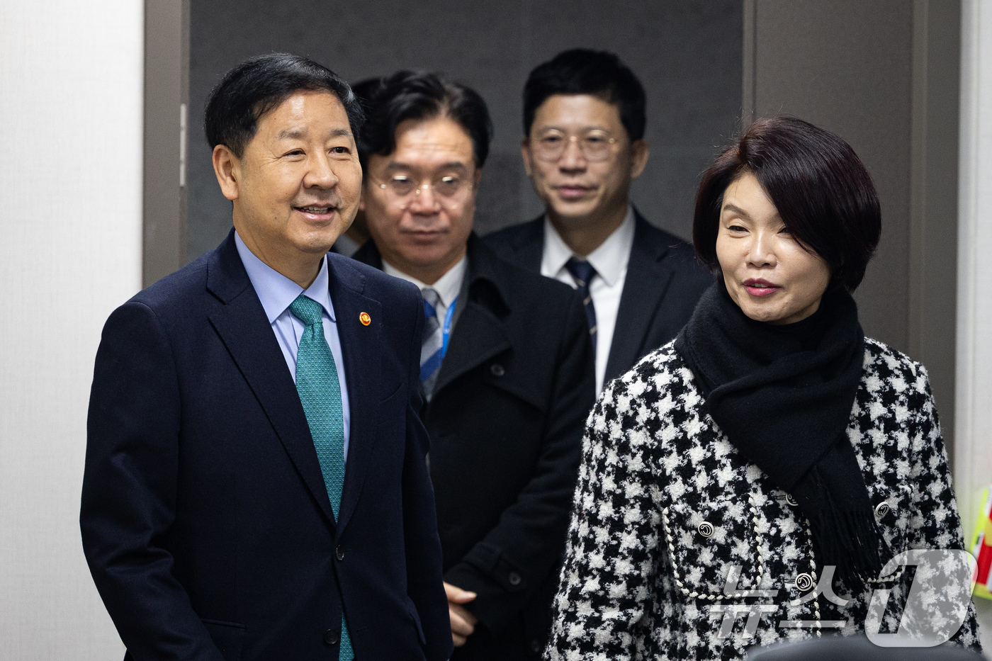 (서울=뉴스1) 유승관 기자 = 한정애 더불어민주당 정책위의장과 구윤철 부총리 겸 재정경제부 장관이 7일 서울 여의도 국회 의원회관에서 열린 2026년 경제성장전략 당정협의에 참석 …